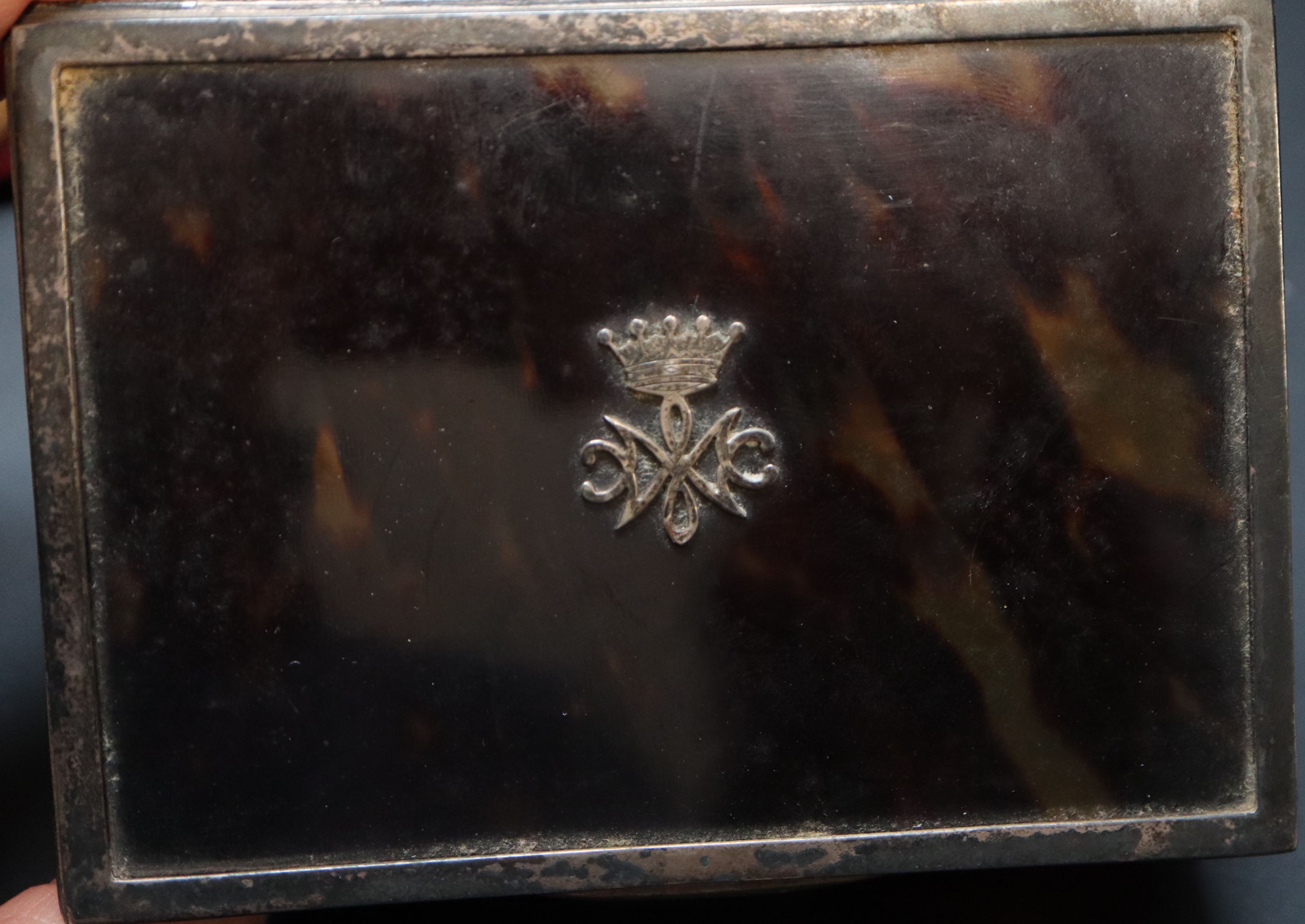 A George V silver mounted tortoiseshell casket, 94mm.